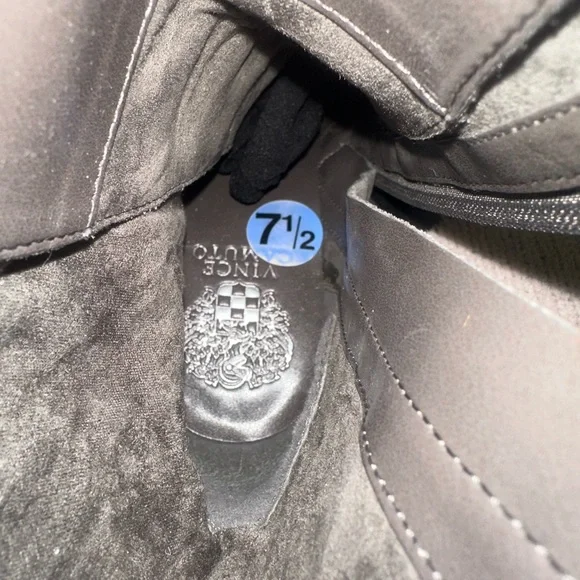 Booties 👢 - Picture 4 of 5